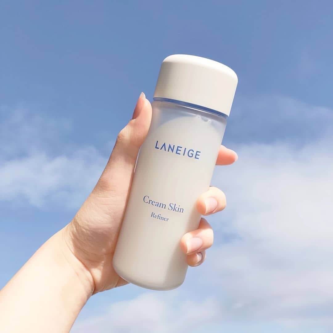 Laneige Cream Skin Refiner ครีมบำรุงในรูปแบบน้ำ ด้วยเทคโนโลยี Blending Technology™ ที่ทำให้เนื้อครีม กลายเป็นรูปแบบน้ำนม ซีมซาบเข้าบำรุง และเติมเต็มความชุ่มชื้นสู่ผิวหน้าคุณอย่างล้ำลึก